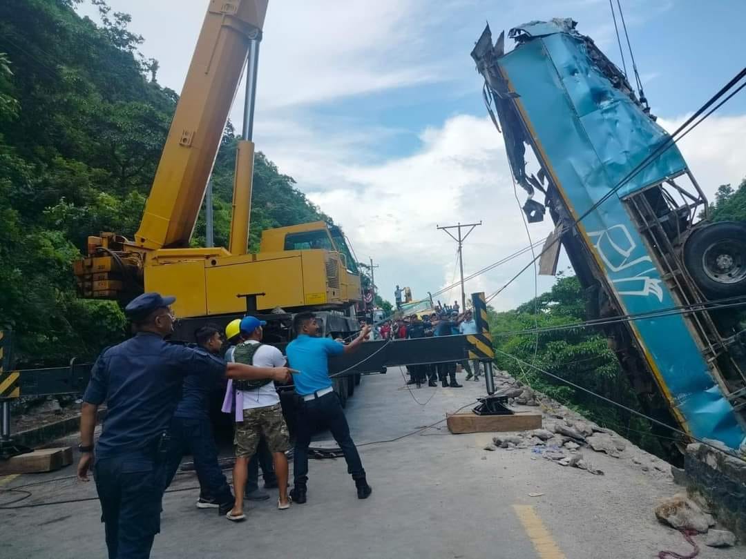 मर्स्याङ्दीमा खसेको बस निकाल्न बन्द गरिएको पृथ्वी राजमार्ग ८ घण्टापछि खुल्यो