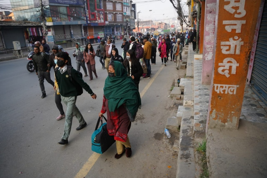 सार्वजनिक यातायात नचल्दा आवतजावतमा समस्या (तस्वीरहरू)
