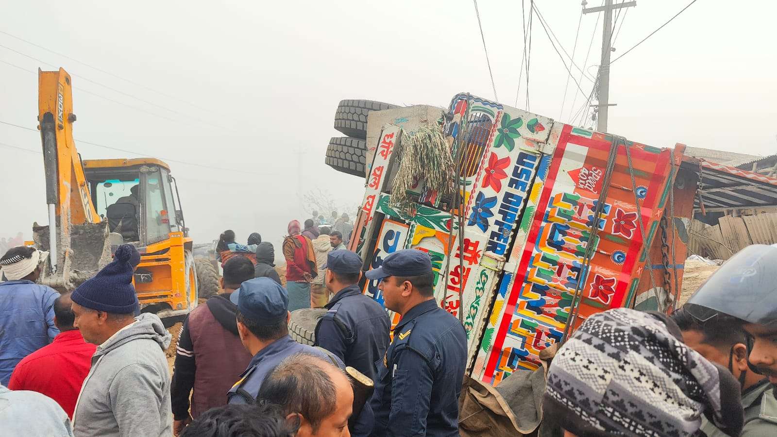 मोरङमा लरी पल्टिँदा च्यापिएर ३ बालबालिकाको मृत्यु