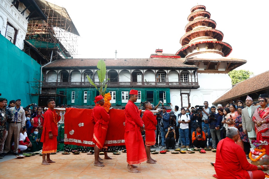 हनुमान ढोकास्थित दशैँघरमा भित्र्याइयाे फूलपाती