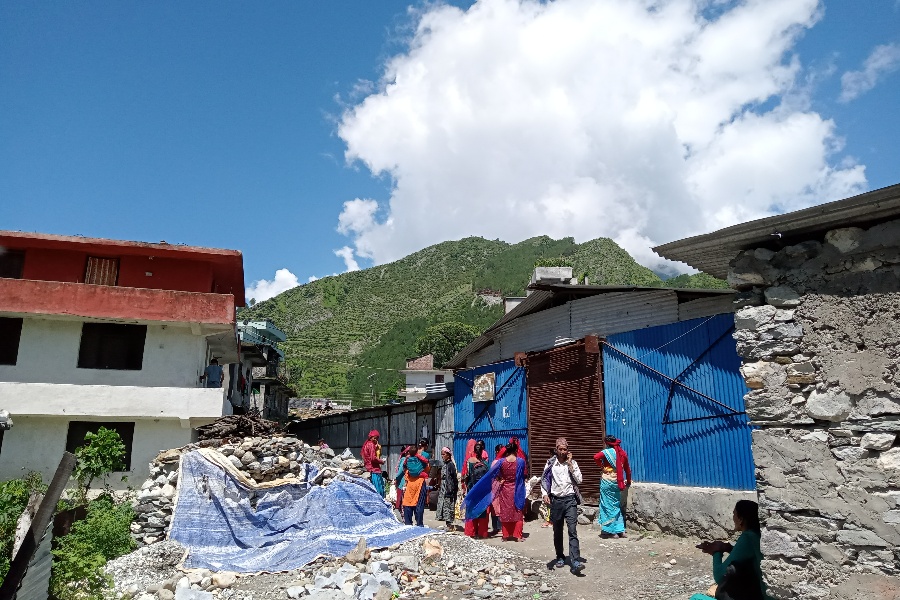 व्यापारीले बेच्छन् साल्ट ट्रेडिङको नुन, सर्वसाधारण महँगोमा किन्न बाध्य