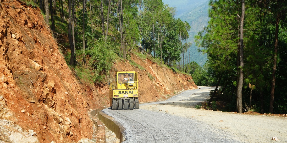 ट्रयाक खुलेको २७ वर्षपछि कालोपत्रे हुँदै म्याग्दीको रत्नेचौर–भकुन्डे सडक