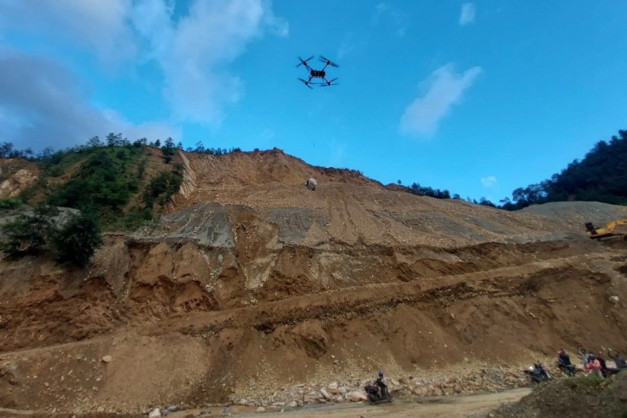 बाढीपहिरो : काभ्रेमा सडक अवरुद्ध बस्तीमा ड्रोनमार्फत खाद्यान्न  पठाइँदै