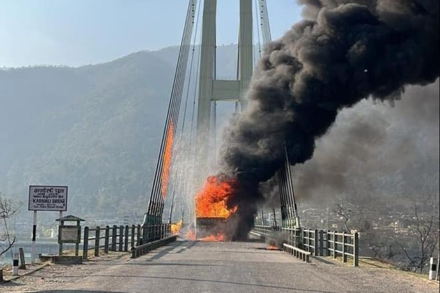 ट्रकमा लागेको आगोले कर्णाली पुलका १४ लट्ठामा क्षति, सवारी आवागमन बन्द