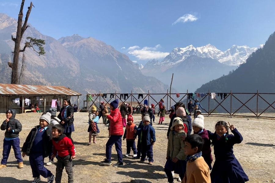 चिसो कम भएसँगै खुल्न थाले मनाङका विद्यालय 