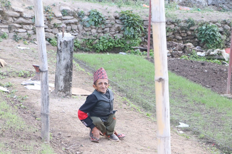 शारीरिक अपांगता भएका युवराज कृषि कर्ममा रमाउँदै