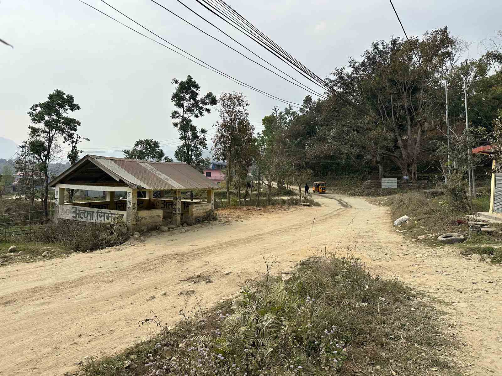 स्थानीयको अवरोधले रोकियो मध्यपहाडी सडकको निर्माण