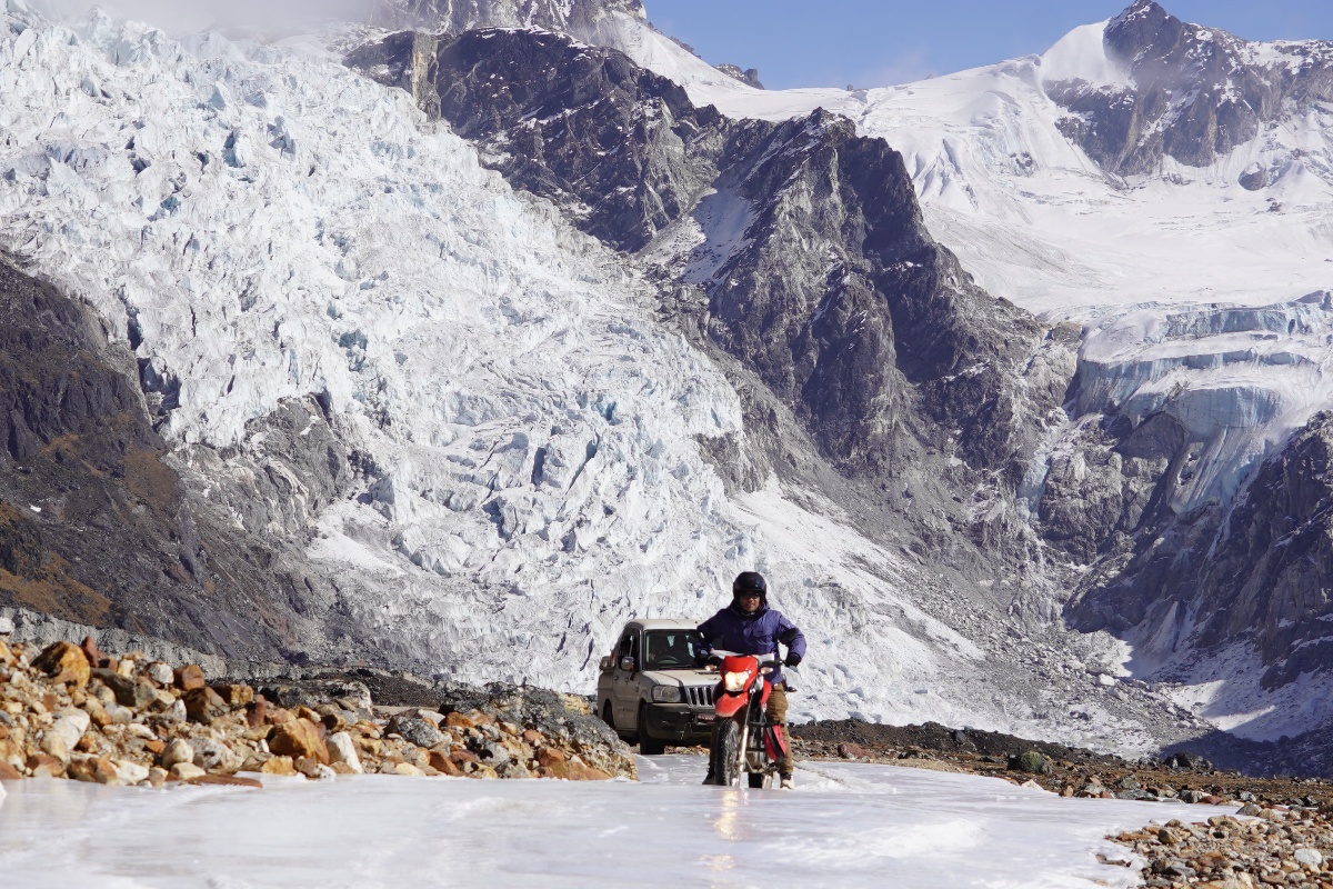 मोटरसाइकलबाट ५ हजार १०० मिटर उचाइको टिपताला भन्ज्याङ
