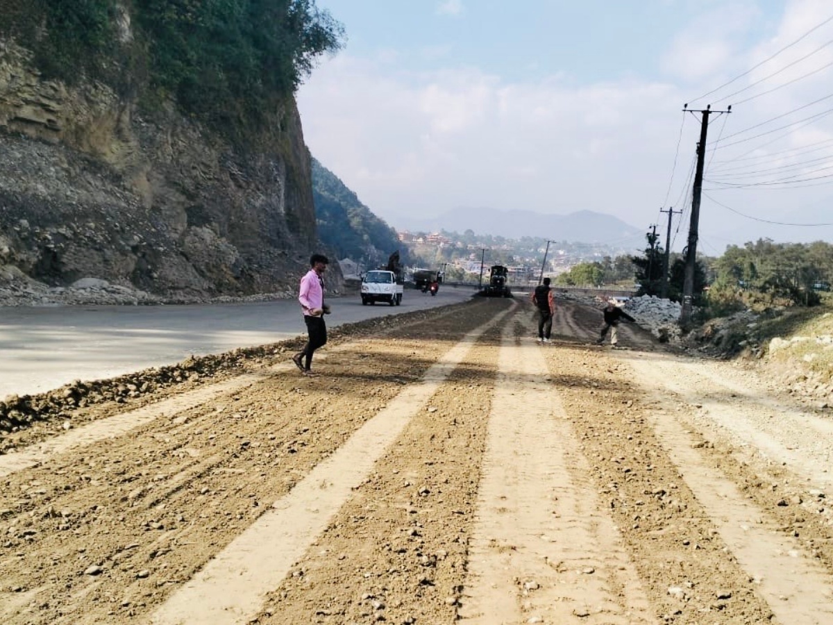 मध्यपहाडी लोकमार्ग: हरिचोक–याम्दी सडक कालोपत्र माघभित्र 