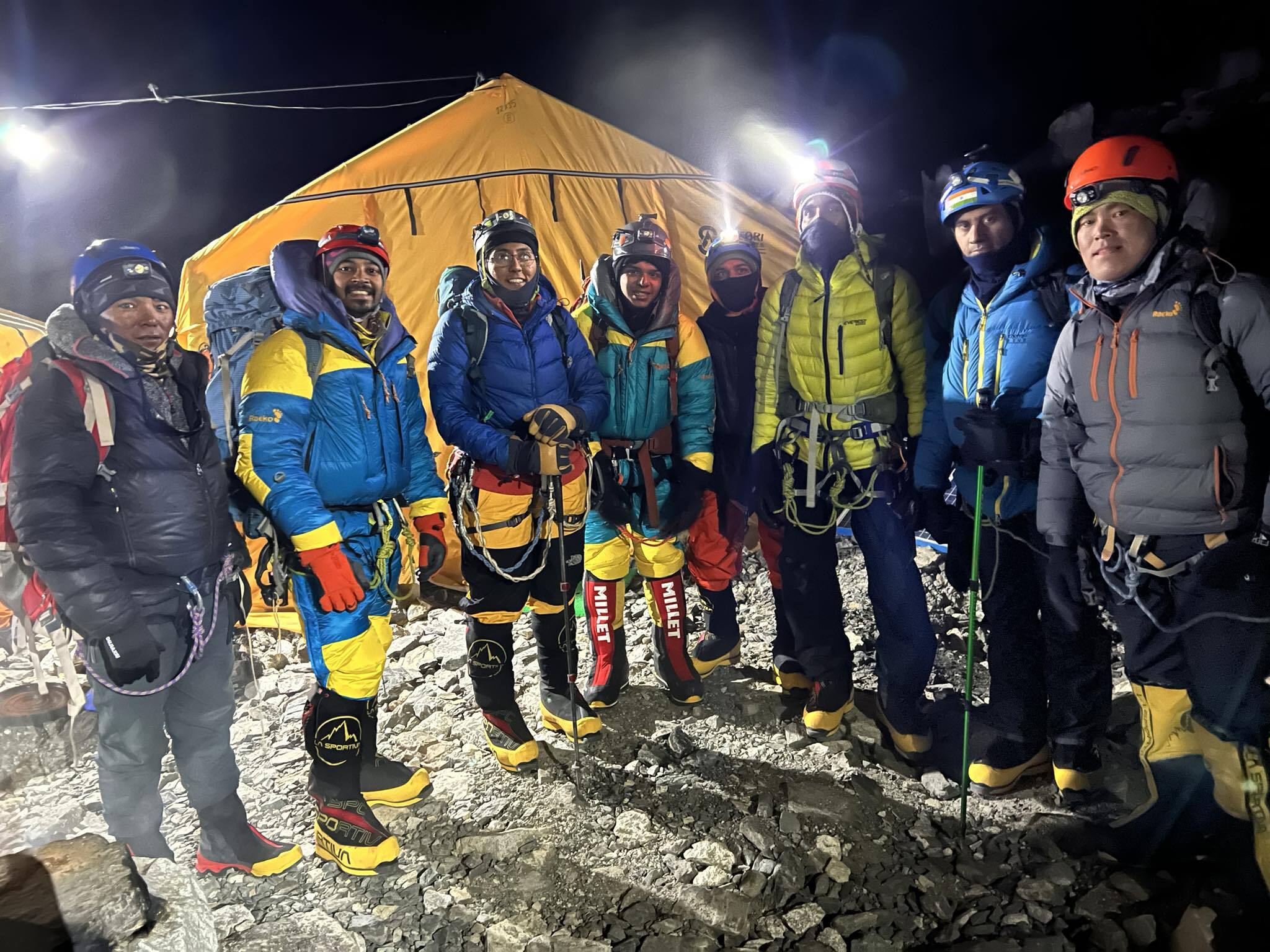 बाटो खोल्ने ९ जनाको टोली पुग्यो सगरमाथाको शिखरमा