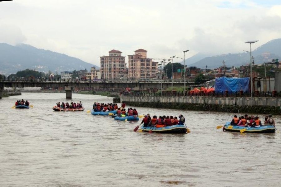 बढी भएको मेलम्चीको पानी बागमतीमा बगाइँदै