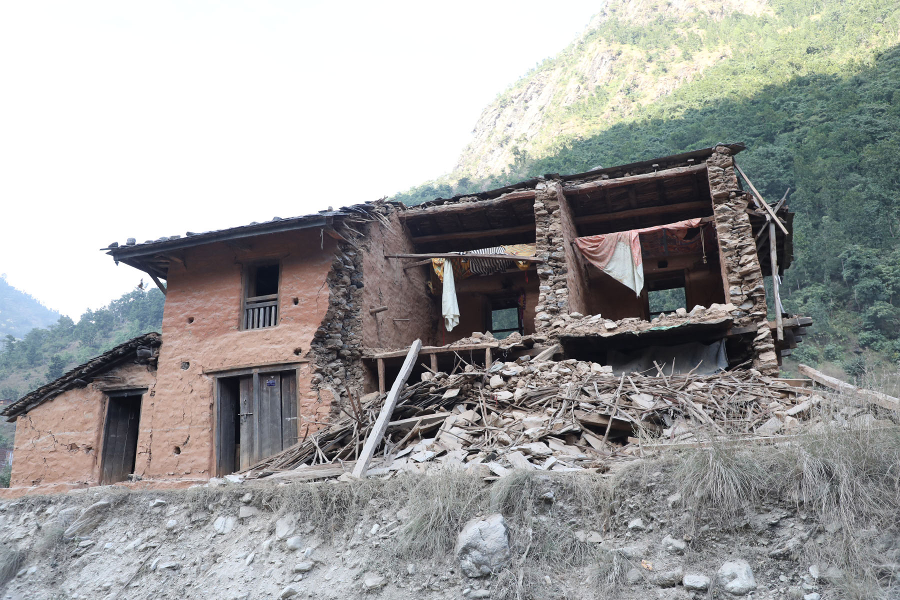 भूकम्पप्रभावितलाई तिहारको भन्दा चिसोबाट कसरी जोगिने भन्ने चिन्ता 