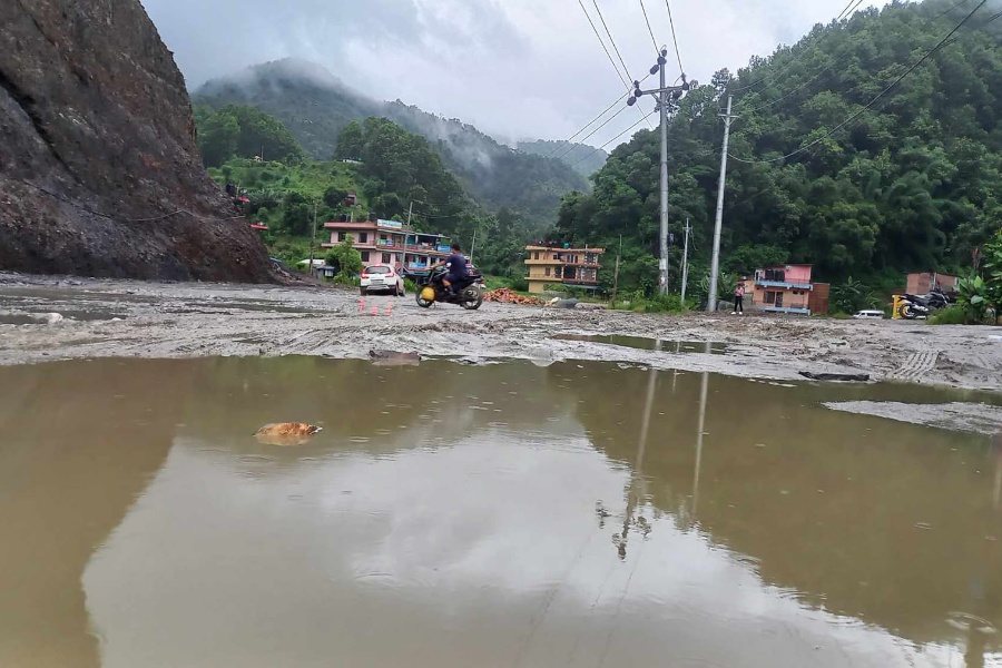 धुलाम्य र हिलाम्य सडकले पर्यटकलाई सास्ती