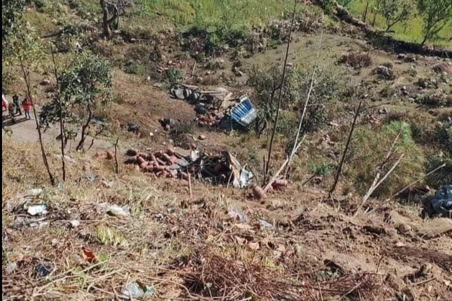 दैलेखमा सिलिन्डर बोकेको ट्रक दुर्घटना हुँदा ३ जनाको मृत्यु