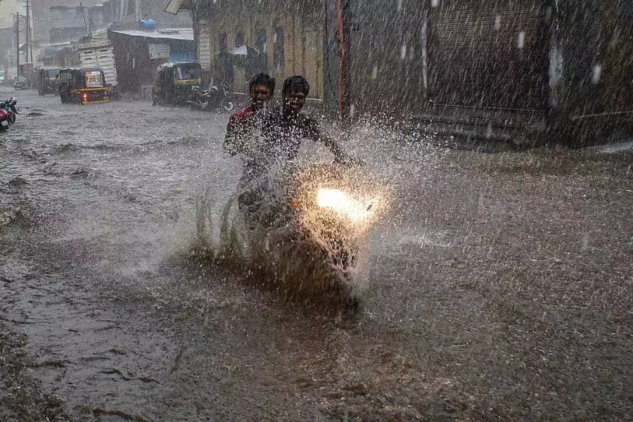 भारतको गुजरातमा चट्याङ र असिनापानीबाट २४ जनाको मृत्यु