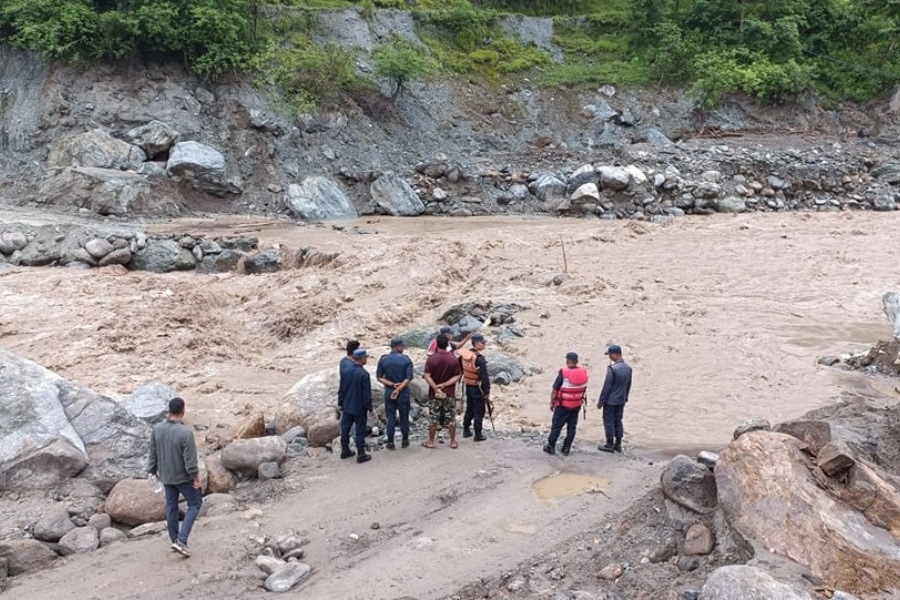 हेवाखोलाको 'डाइभर्सन' बाढीले बगायो, मेची राजमार्ग पुनः अवरुद्ध  