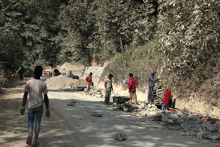 दशैँको रौनकले छोएन कालीगण्डकी किनारका मजदुरलाई