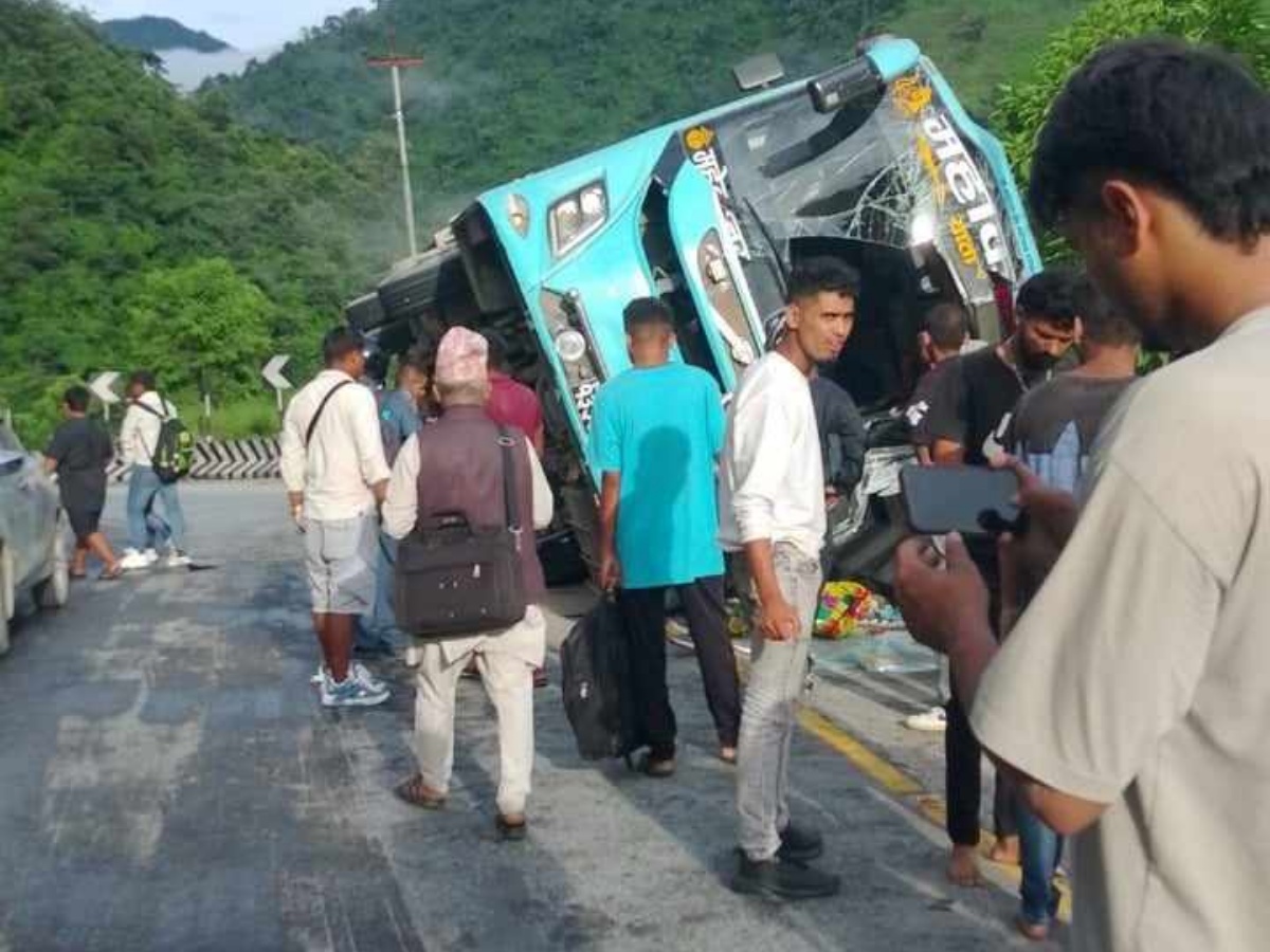 चितवनमा बस दुर्घटना हुँदा १५ जना घाइते