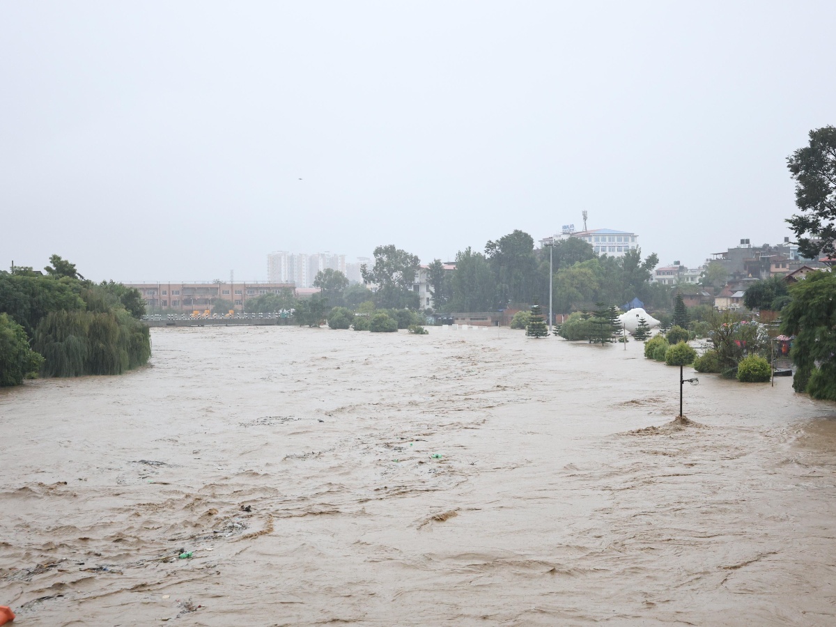 काठमाडौँका नदी किनारका बस्ती डुबानमा,  बाढीले बगाएको ग्यास बुलेट च्यासल पुलमा अड्कियो
