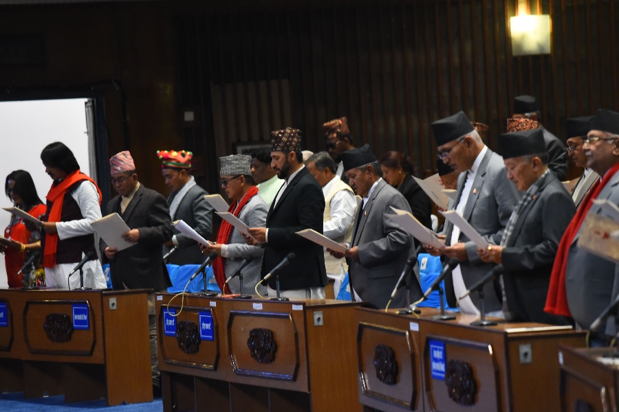 प्रतिनिधिसभाका नवनिर्वाचित सांसदले लिए शपथ