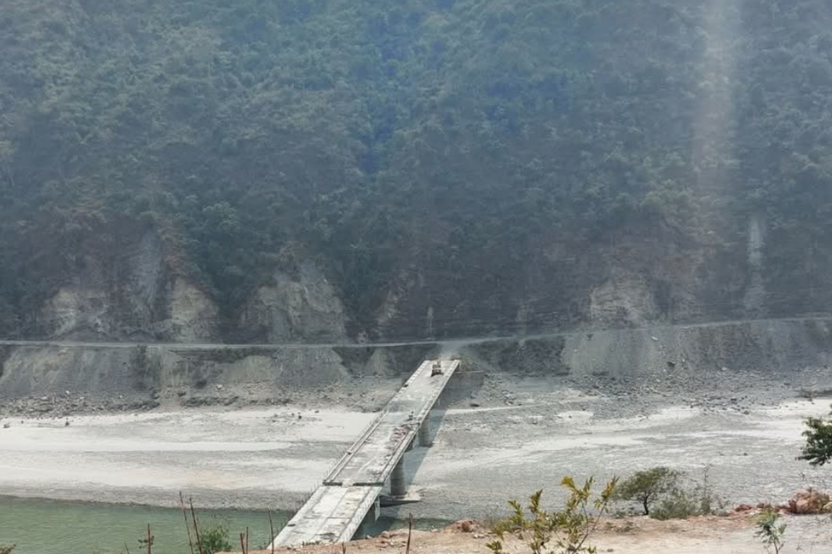 ठेकेदारको लापरबाहीले रामेछापको कोलन्जोर घाट पुल अलपत्र   