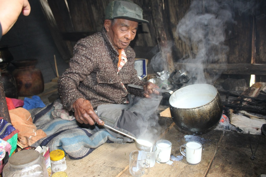 खर्कमै ३६ वर्ष : दुर्गमको गोठमा रमाएका नन्दप्रसाद