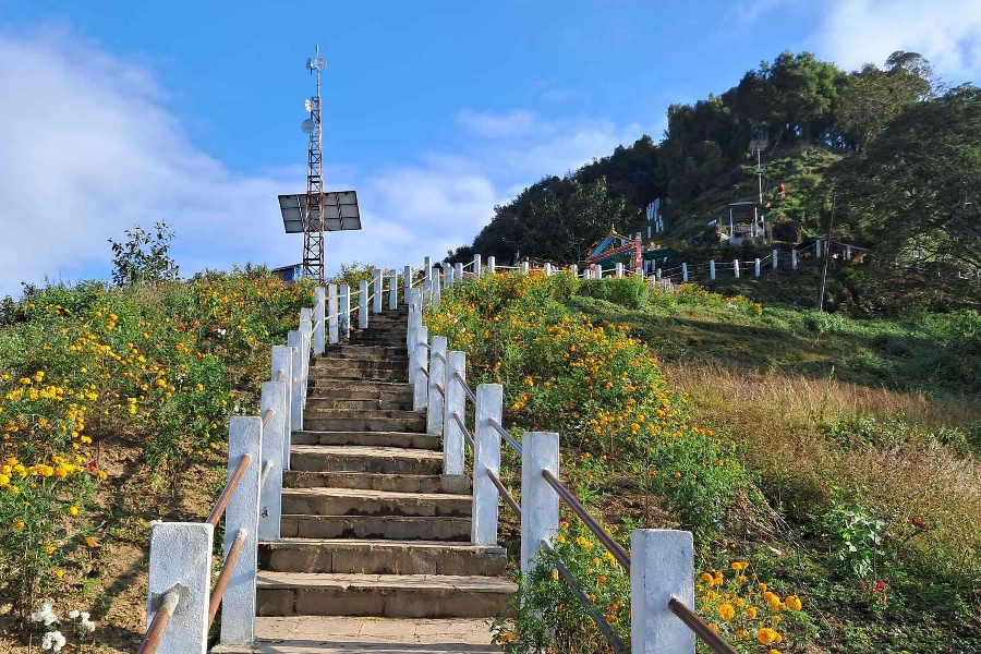 ऐतिहासिकस्थल मझुवागढीलाई ‘फूलैफूलको पहाड’ बनाउने अभियान