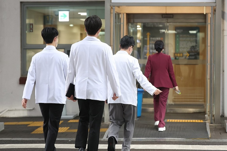 दक्षिण कोरियामा ६ हजार भन्दा धेरै प्रशिक्षार्थी चिकित्सकले दिए राजीनामा, यस्तो छ कारण