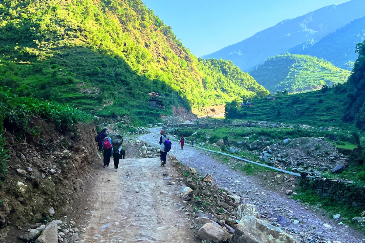 ढोरपाटन पुग्ने सडकको दुरावस्थाले पर्यटक र स्थानीयलाई सास्ती