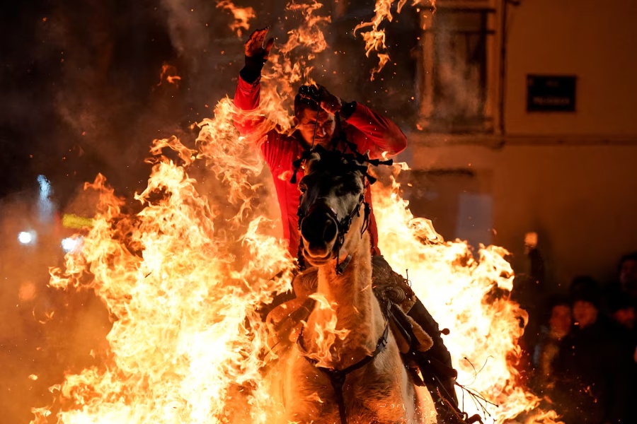 आगोमाथि कुदाएर घोडा चोख्याउने चलन (तस्वीरहरू) 