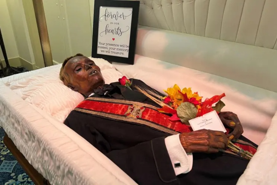 मृत्यु भएको १२८ वर्षपछि अन्तिम संस्कार