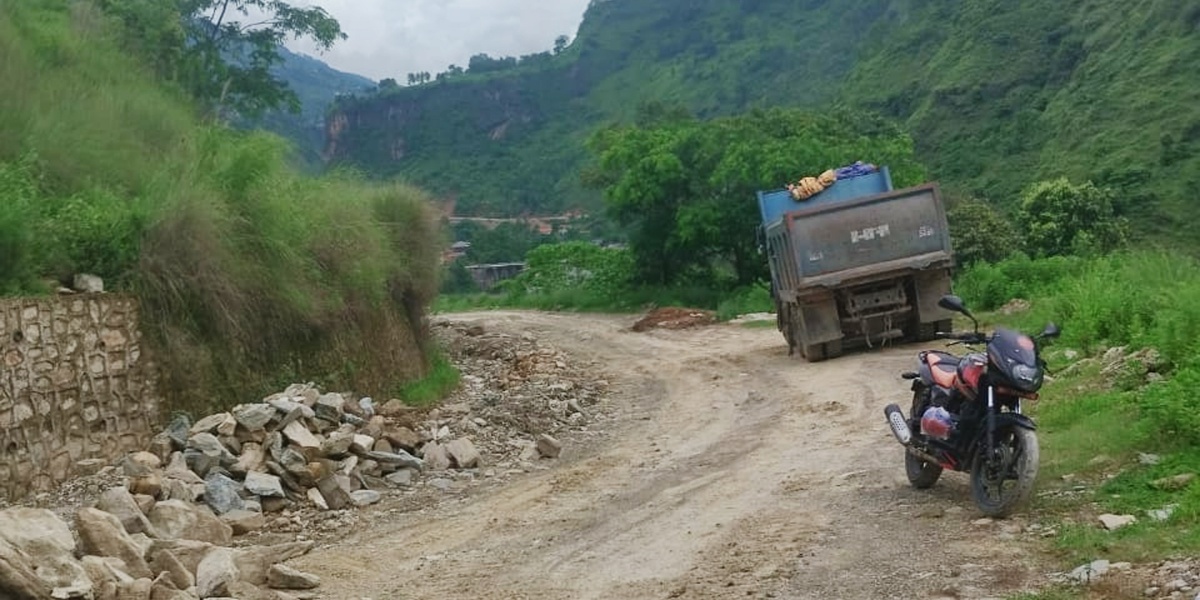 ठेक्का अवधि सकिए पनि भएन सडक कालोपत्र