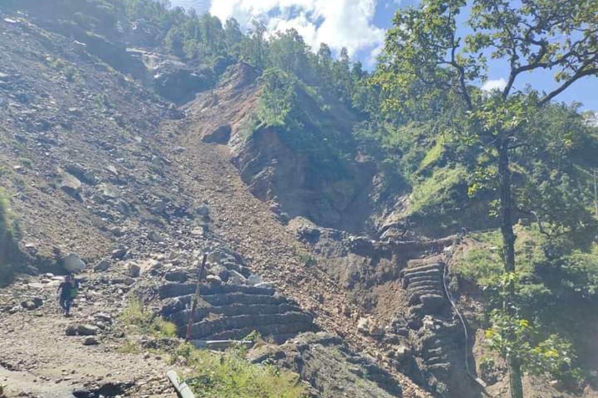 बाढीपहिरोले कर्णाली राजमार्ग क्षतिग्रस्त, यातायात अवरुद्ध