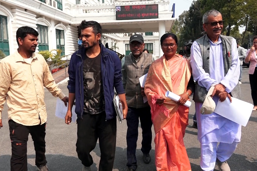 प्रधानमन्त्रीले भेट्ने सन्देश पठाएपछि रोकियो मिटरब्याज पीडित र सरकारी टोलीबीचको वार्ता