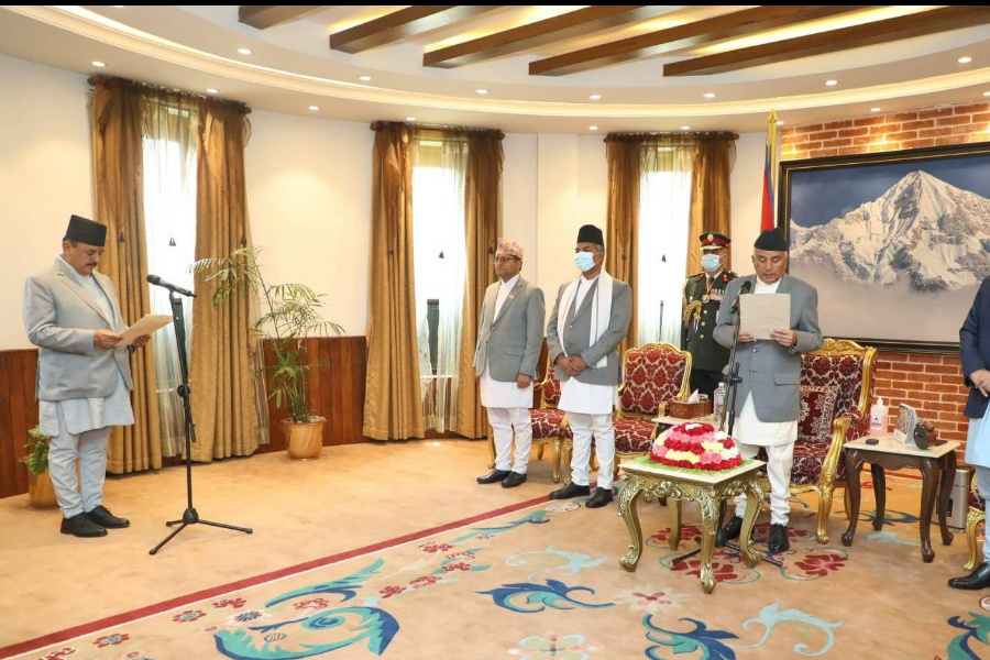 नवनियुक्त मन्त्री सुरेन्द्रराज आचार्यले लिए शपथ