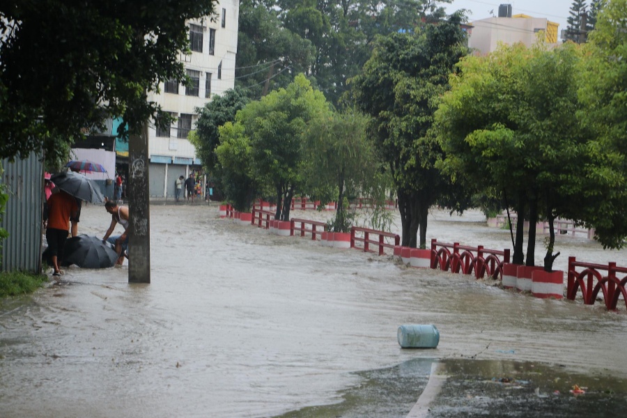 काठमाडौँका विभिन्न स्थानमा डुबान, धोबिखोलाले नाघ्न थाल्यो सडक