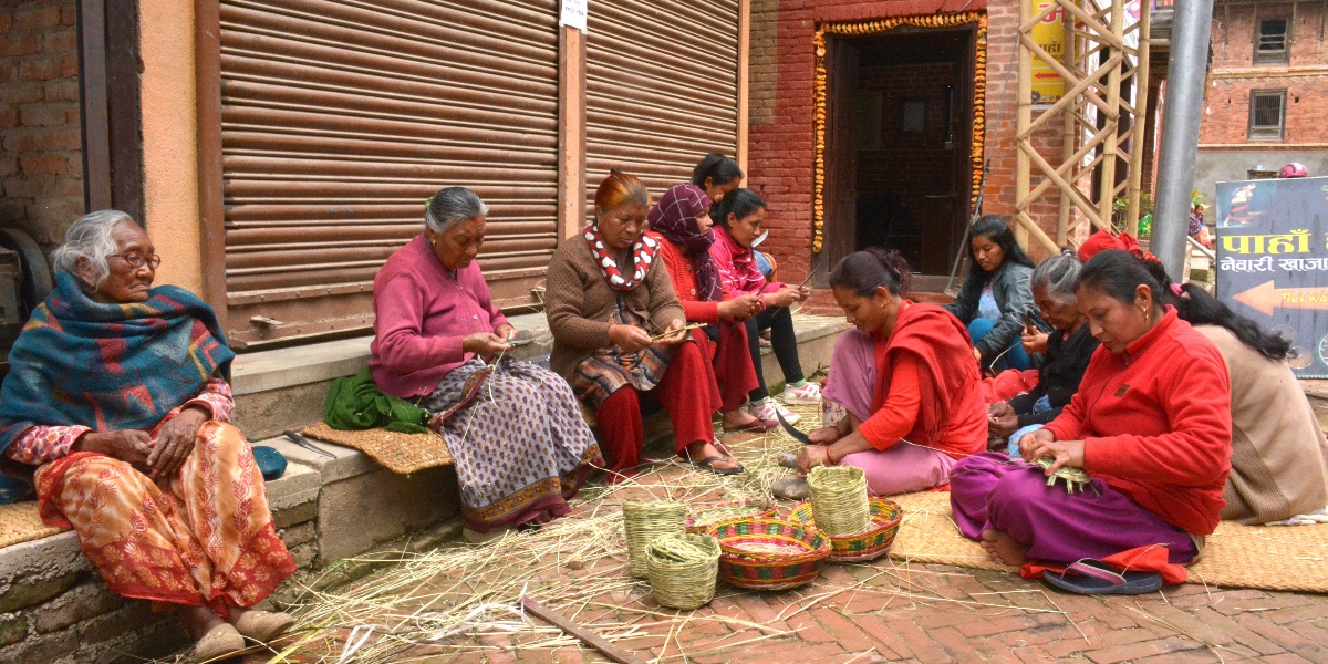 परम्परागत सीप सिकाउँदै हजुरआमाहरू