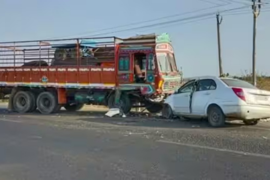 भारतको गुजरातमा ट्रक र कार ठोक्किँदा १० जनाको मृत्यु