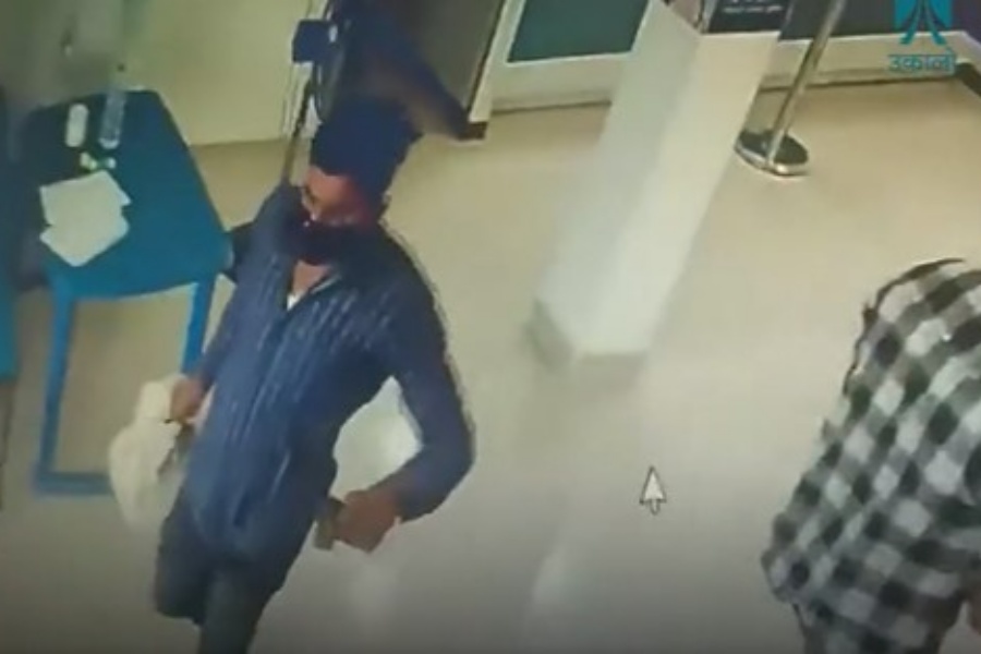 एनएमबी बैंकको महोत्तरी शाखाबाट पेस्तोल देखाएर रकम लुटपाट [भिडियो]