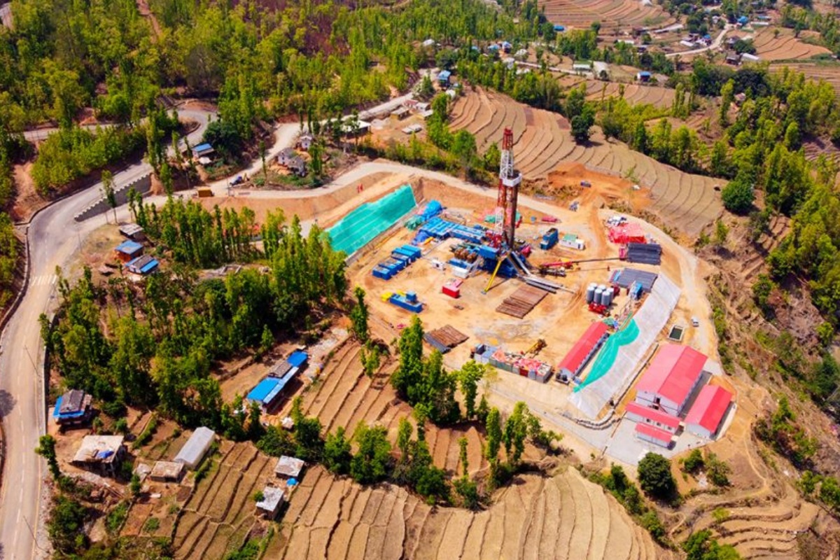 पेट्रोलियम पदार्थ अन्वेषण: नमूना लिएर चीन फर्कियो प्राविधिक टोली