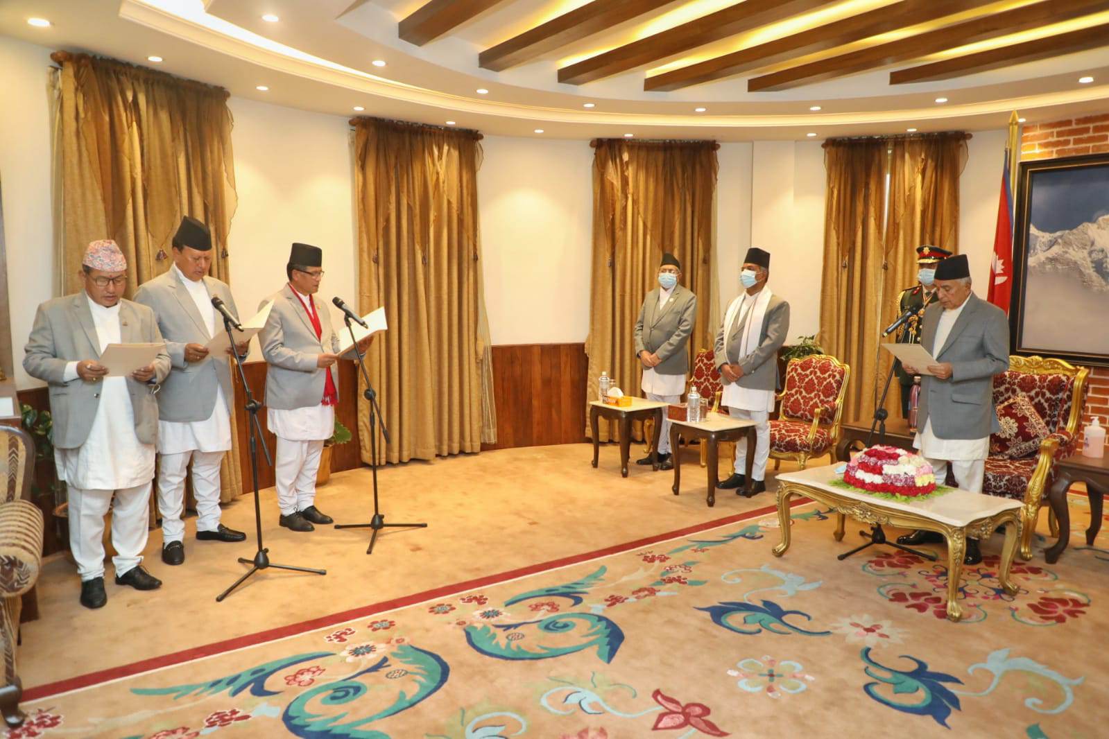 नवनियुक्त मन्त्रीहरूले लिए शपथ