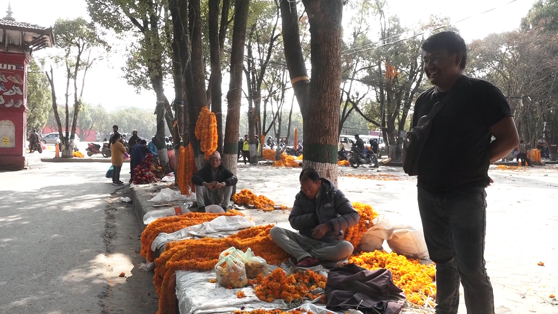 व्यापारी भन्छन्– महानगरले तोकेको स्टलबाट फूल बेच्दा घर फर्किने भाडा पनि उठेन