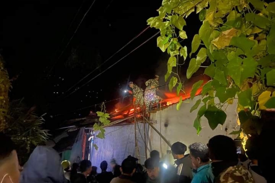 दियोबाट सल्केको आगोले संखुवासभा र भोजपुरमा २ घर जले