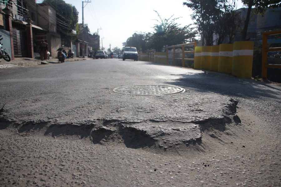 सडकमा ढक्कनको ‘धराप’ (तस्वीरहरू)