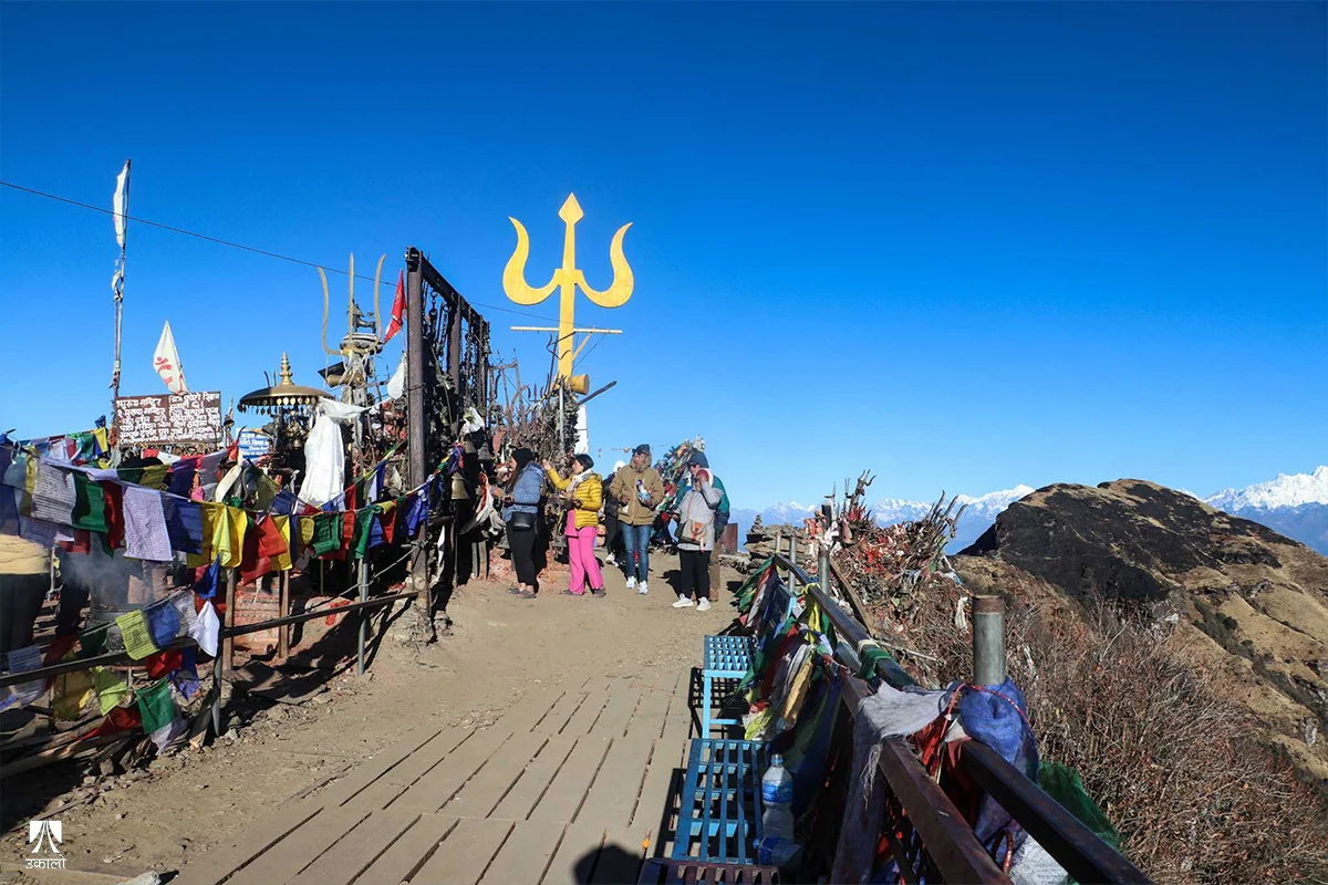 भू–क्षयका कारण काठ जोडेर कालिञ्चोक भगवती माईलाई जोगाउने प्रयास गरिएको छ। तस्वीर : कृष्ण गिरि/उकालो