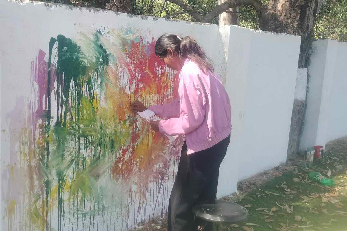 चित्र बनाएर पढाइसँगै घरखर्च जुटाउँछिन् निर्मला