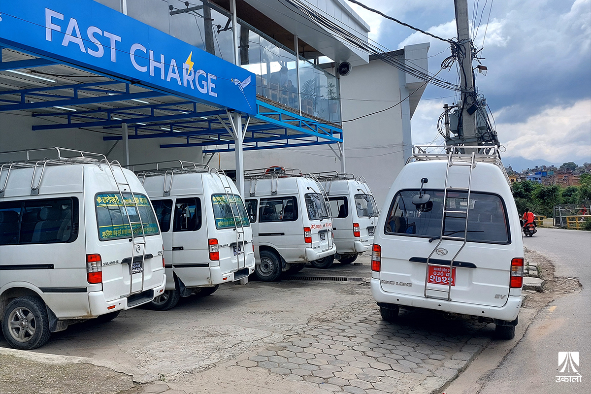 सार्वजनिक यातायातमा ईभीः चालक भन्छन्– आम्दानी बढ्यो, चार्जिङ स्टेसनकै कमी