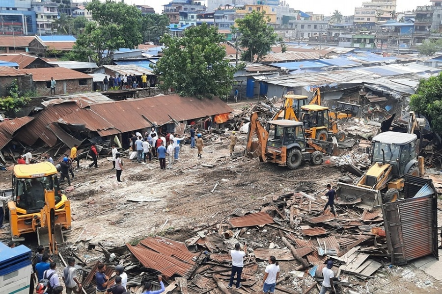 व्यापारिक भवन बनाउन बिर्तामोडमा डोजर लगाएर खाली गराइयो हटिया