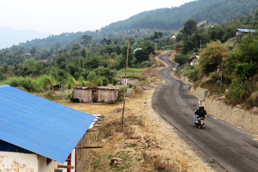 गाउँ पुग्दैछ कालोपत्रे सडक, सुगम हुँदैछन् दुर्गम बस्ती