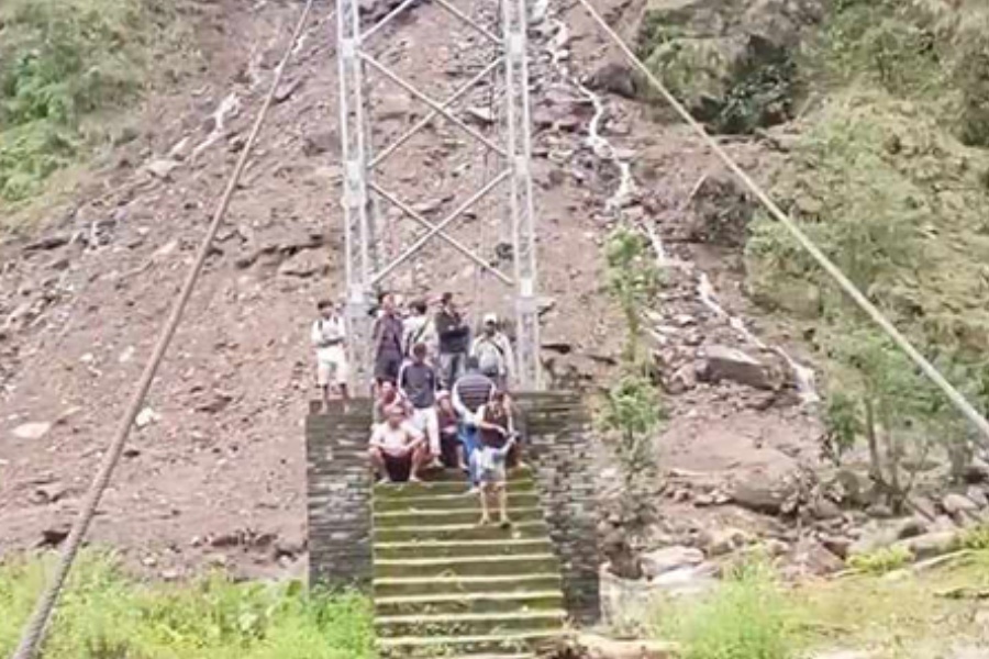 दोलखाको गौरीशंकरमा पहिरोले बगाउँदा ४ जना बेपत्ता, ३ घाइते